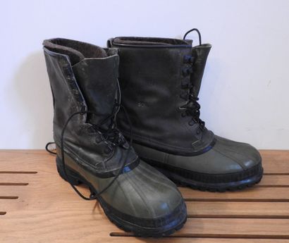 SOREL.

Paire de chaussures en cuir et plastique...