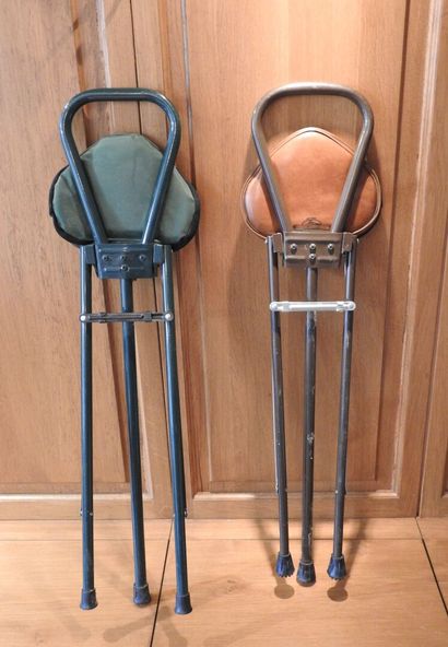 Deux petites chaises de battue en métal et...