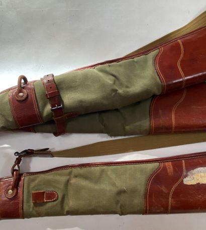 Trois étuis pour fusils en toile et cuir...