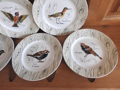 GIEN : Série de 18 assiettes en faïence à...