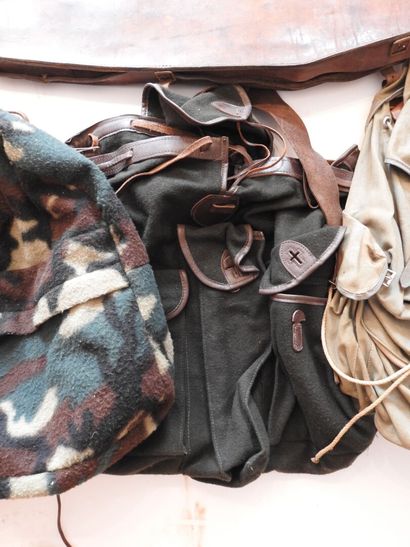 Lot de cinq sacs de marche en toile et cuir,...