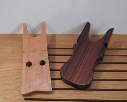 Deux tire-bottes en bois pliant.