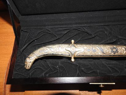 Couteau Russe en métal niellé et doré, l'extrémité...