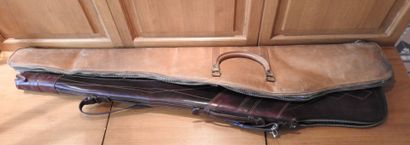 Deux housses pour carabines en cuir, intérieur...