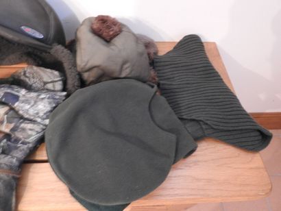 Lot de bonnets, chapkas, cagoules dont intégrales...
