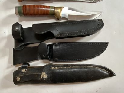 Lot de trois couteaux de chasse avec étu...