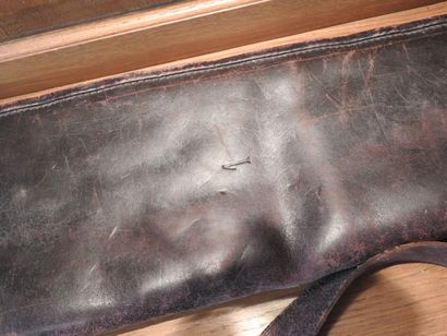 HOLLAND ET HOLLAND.

Étui pour fusil en cuir,...