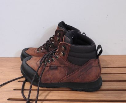 AIGLE.

Paire de chaussures de marche.

Pointure :...