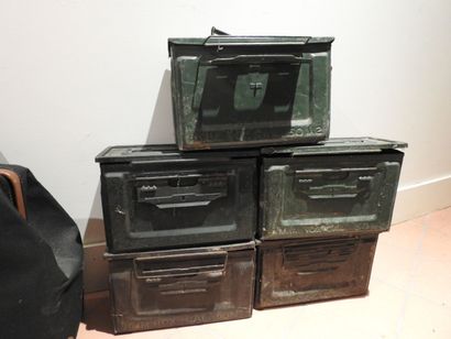 Lot de cinq boites de munitions en métal...