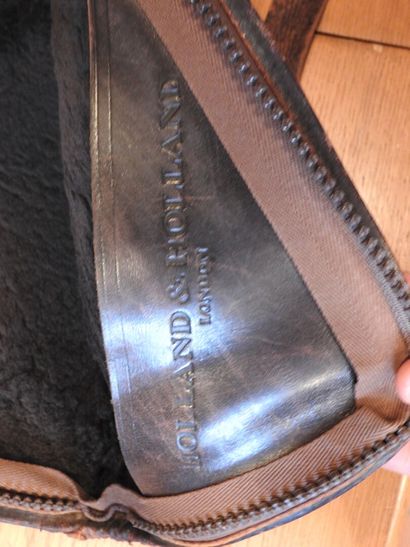 HOLLAND ET HOLLAND.

Étui pour fusil en cuir,...