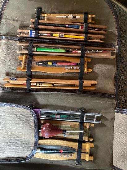 Petite musette contenant des lignes en bois...
