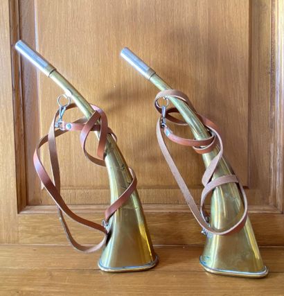 Deux piboles de chasse en cuivre jaune. Long.:...