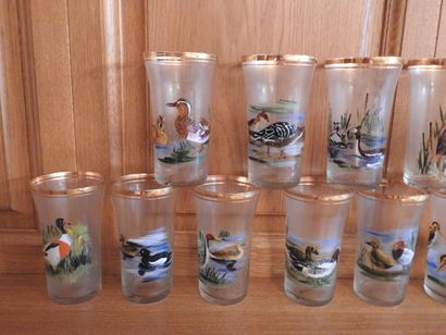 Série de 16 verres à eau à décor peint de...