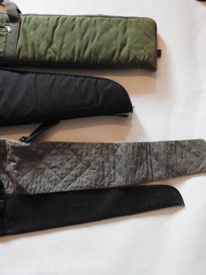 Quatre housses pour carabines ou fusils,...