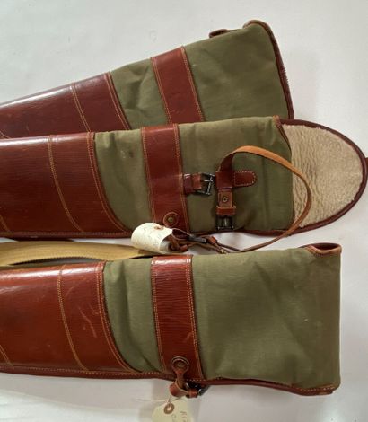 Trois étuis pour fusils en toile et cuir...