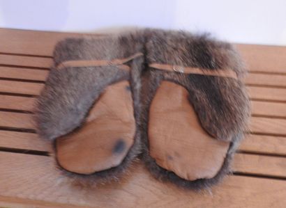 Paire de moufles en cuir et fourrure, intérieur...