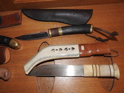 Quatre couteaux de chasse avec etui cuir...