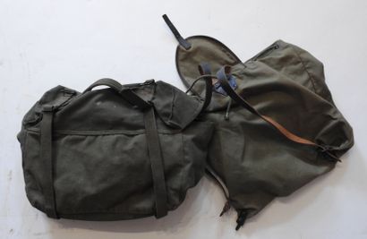 Petit sac de marche et musette militaire...
