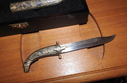 Couteau Russe en métal niellé et doré, l'extrémité...