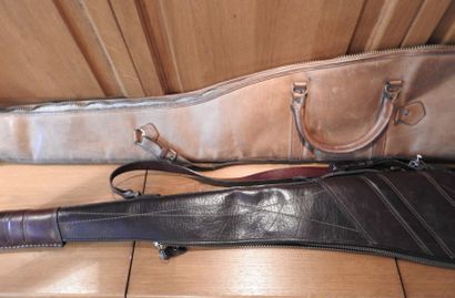 Deux housses pour carabines en cuir, intérieur...