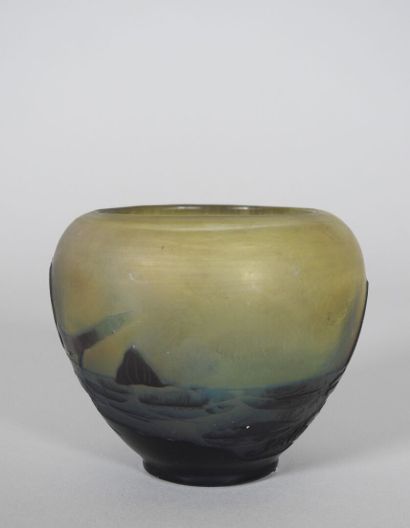 Émile GALLÉ (1846-1904).

Small vase in multi-layered...