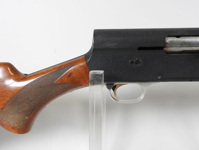 Fusil de chasse semi-automatique de marque...