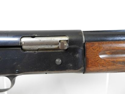 Fusil de chasse semi-automatique de marque...