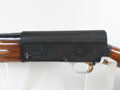 Fusil de chasse semi-automatique de marque...