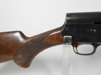 Fusil de chasse semi-automatique de marque...