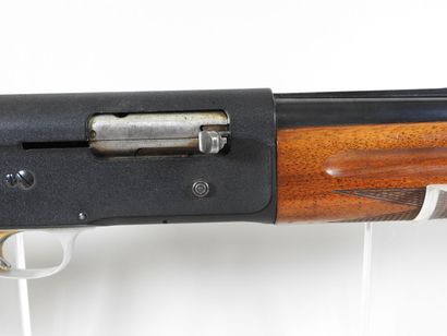 Fusil de chasse semi-automatique de marque...