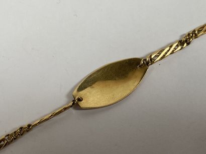 Curb in 18K yellow gold, the plate not engraved.

Weight...