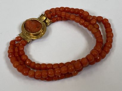 Coral bracelet with three rows, the clasp...