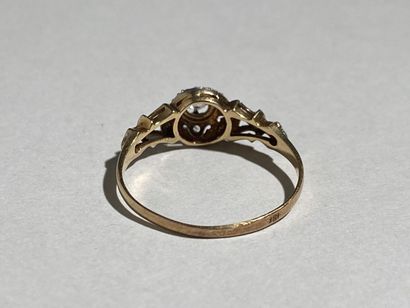 Bague en or jaune et gris 18K ajouré centrée...
