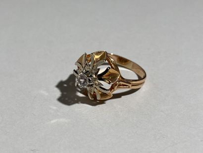 Bague fleur stylisée en or jaune et gris...