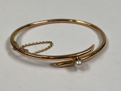 Open-ended bracelet in 18K yellow gold centered...