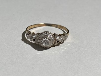 Bague en or jaune et gris 18K ajouré centrée...
