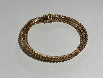 Bracelet en or jaune 18K à maille gourmette.

Poids...