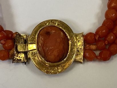 Coral bracelet with three rows, the clasp...