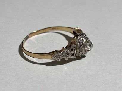 Bague en or jaune et gris 18K ajouré centrée...