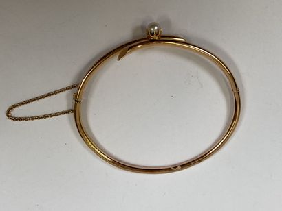 Open-ended bracelet in 18K yellow gold centered...