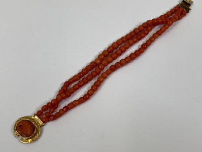 Coral bracelet with three rows, the clasp...