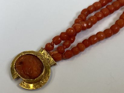 Coral bracelet with three rows, the clasp...