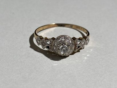 Bague en or jaune et gris 18K ajouré centrée...