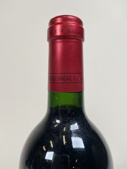 *POMEROL. Pétrus. 2001. 1 bt. (étiquette...