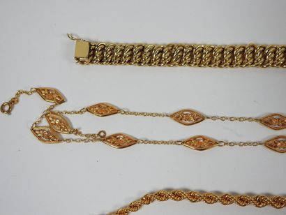 Bracelet en métal doré à maille américaine....