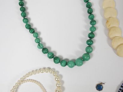 Ensemble de 5 colliers dont malachite, corail,...