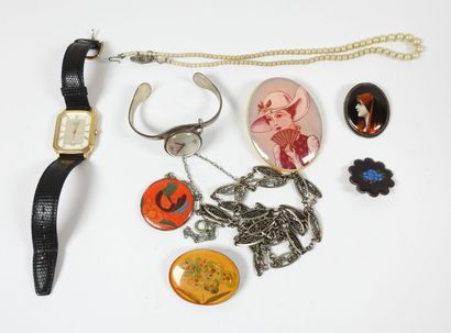 Ensemble de bijoux fantaisie comprenant :...