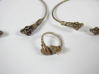 Deux fins bracelets ouverts en argent, les...