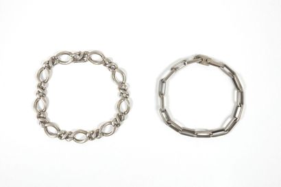 Deux gourmettes en argent. 
Poids : 34.2...