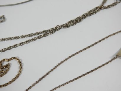 Ensemble de 8 colliers ou chaines de cou...
